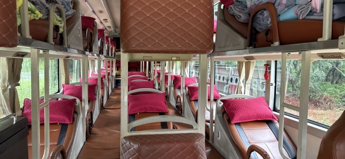 Bên trong khoang hành khách của xe giường nằm. Ảnh: Văn An