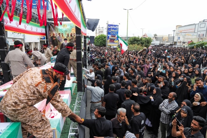 Tang lễ hôm 3/3 của các em học sinh thiệt mạng trong cuộc tấn công trường học tại tỉnh Hormozgan. Ảnh: ISNA