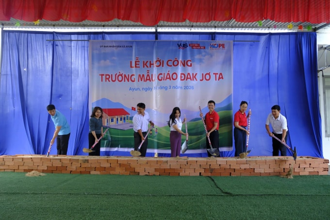 Nghi thức khởi công công trình 2 phòng học và hạng mục phụ tại trường Mẫu giáo Đak Jơ Ta.