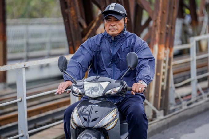 Người dân tham gia giao thông trong điều kiện mưa lạnh. Ảnh: Hoàng Giang