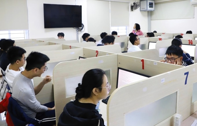 Thí sinh trong phòng thi HSA sáng 7/3. Ảnh: Minh Ngọc