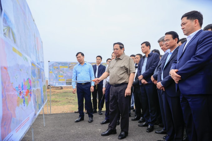 Thủ tướng kiểm tra thực địa tình hình thực hiện dự án tuyến đường kết nối sân bay Gia Bình với Thủ đô Hà Nội, sáng 7/3. Ảnh: Nhật Bắc