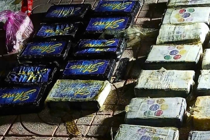 Các gói dạng hình chữ nhật chứa tinh thề nghi ma tuý được phát hiện ở biển Kê Gà. Ảnh: Khải Nguyên