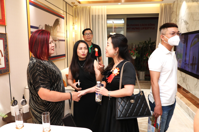 Khách mua tham quan căn hộ mẫu. Ảnh: Phú Mỹ Hưng