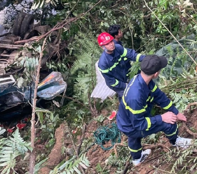 Cánh sát tiếp cận hiện trường ở vực sâu 200 m để đưa người phụ nữ lên. Ảnh: Công an Quảng Ngãi