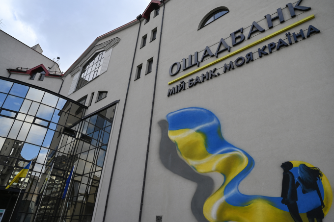 Ngân hàng quốc doanh Ukraine Oschadbank ở Kiev, ngày 6/3. Ảnh: AFP