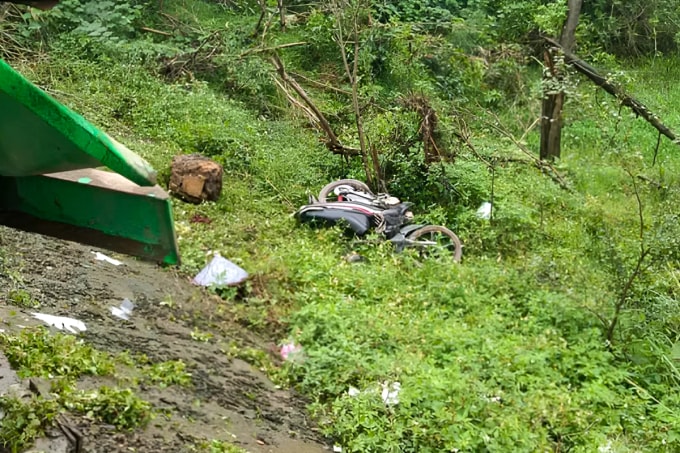 Xe máy văng xuống taluy bên đường, biến dạng. Ảnh: Hùng Lê