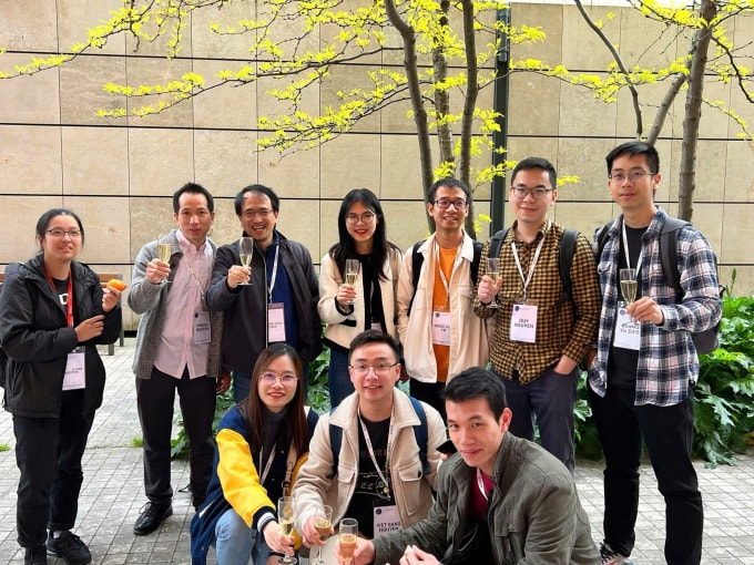 GS Hiệu (hàng trên, thứ ba từ trái sang) cùng đồng nghiệp và học trò tham dự hội nghị mật mã châu Âu tại Pháp, tháng 4/2023. Ảnh tư liệu