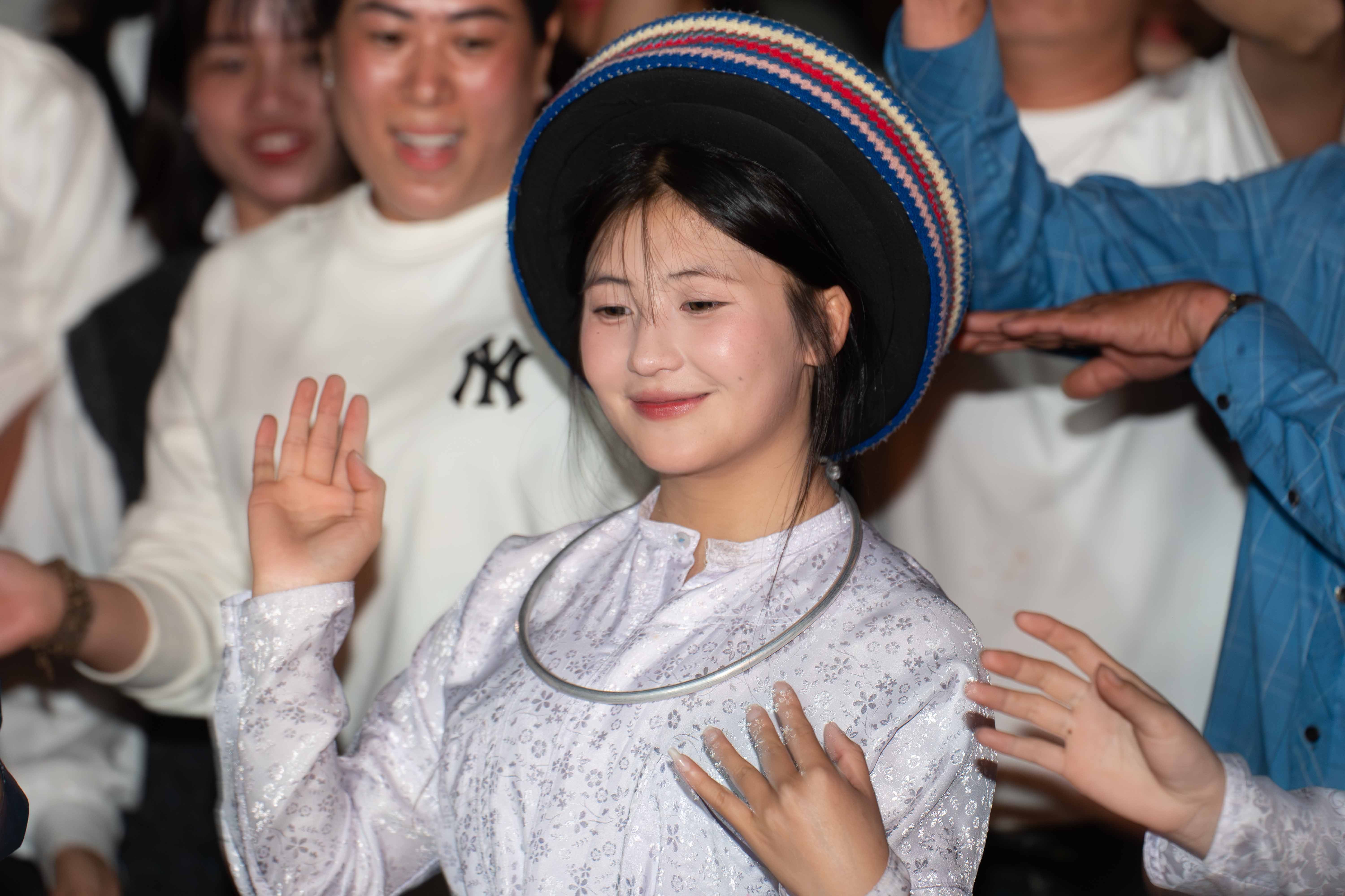 Du khách Tây, ta cùng nhảy múa ở Đồng Văn