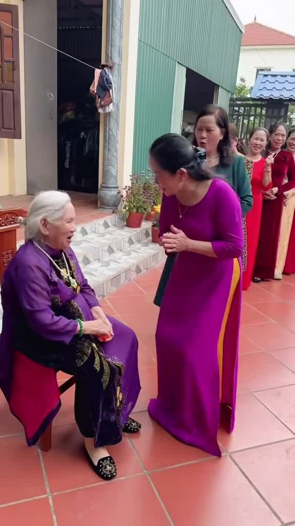 Cụ bà 90 tuổi tặng vàng cho 5 con dâu, 4 con gái