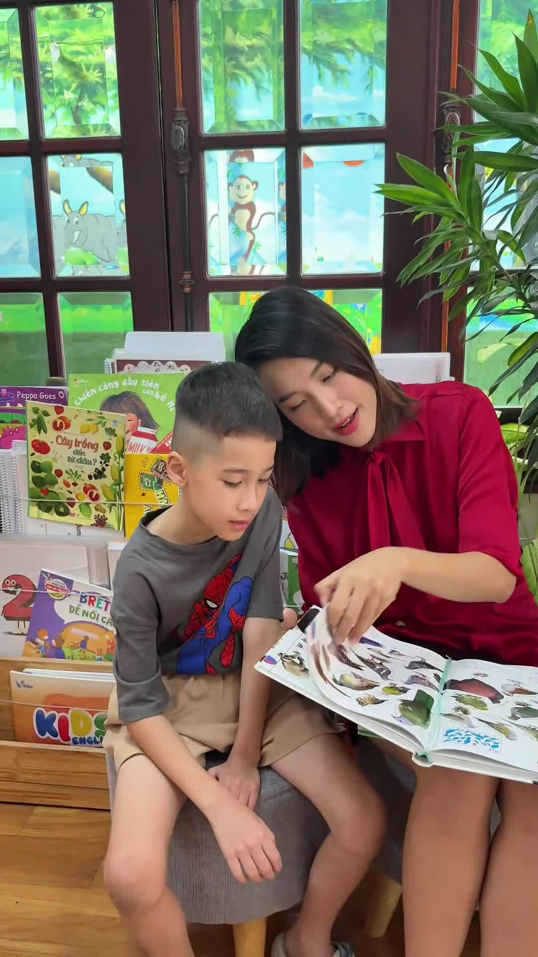 Á hậu Hoàng Oanh đọc sách cùng con trai