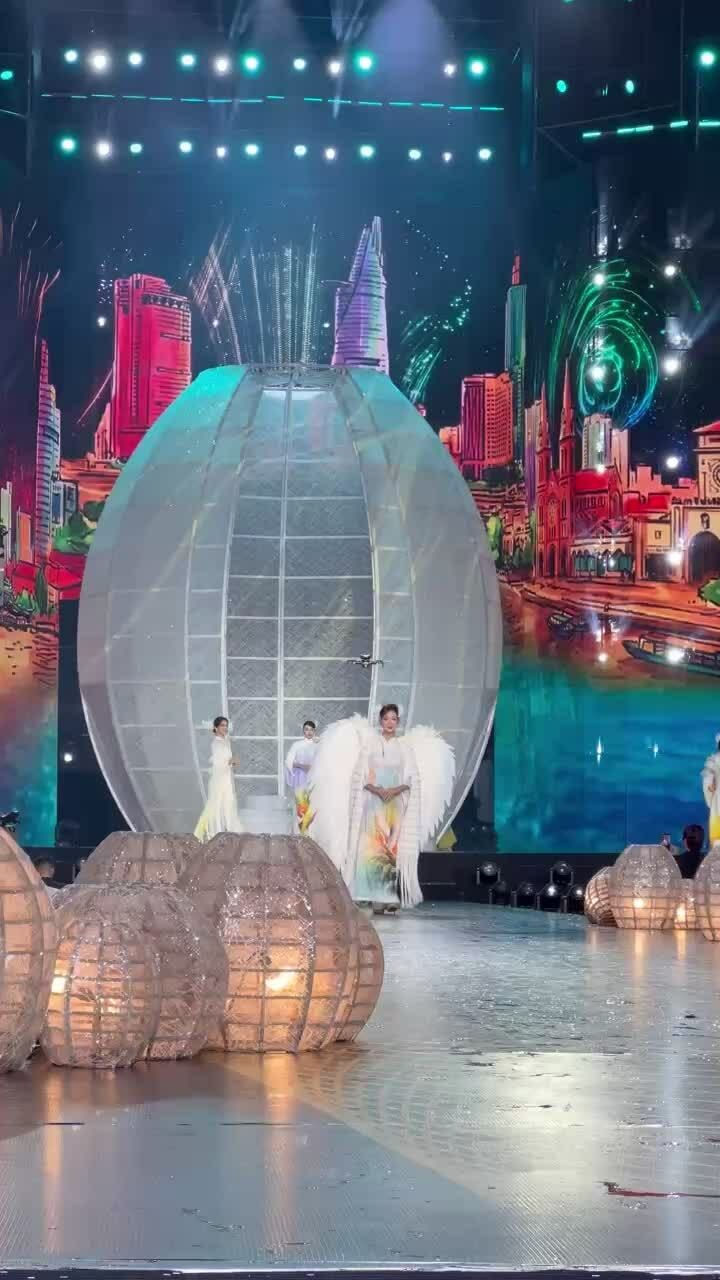 Bộ sưu tập của Việt Hùng tại 'Lễ hội áo dài 2026'