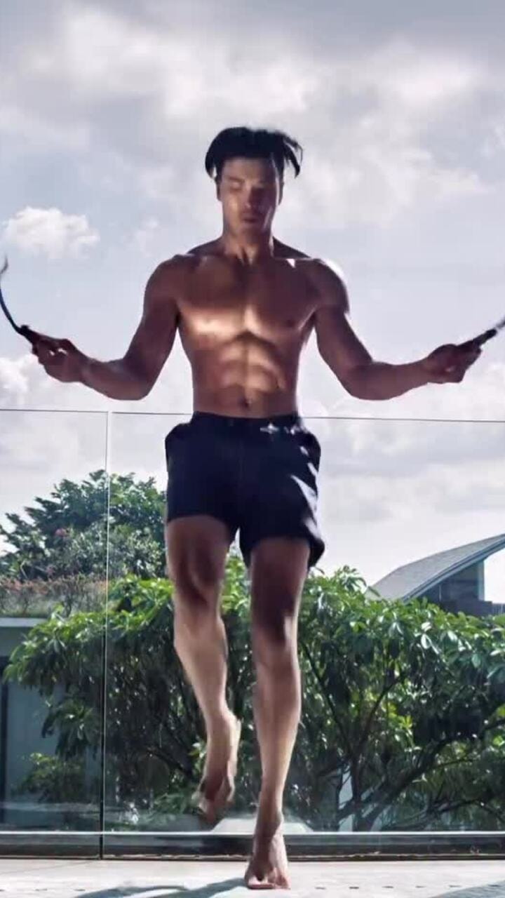 Hình thể gây sốt của cựu người mẫu Singapore ở tuổi 60