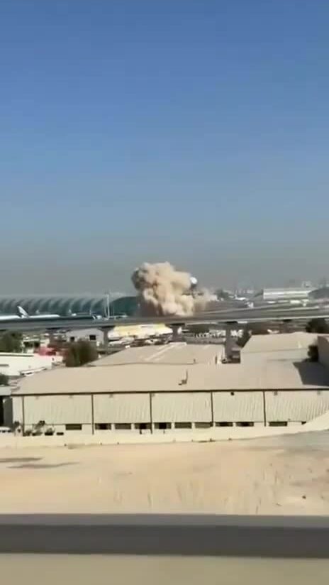 Khoảnh khắc UAV phát nổ khiến sân bay Dubai đóng cửa