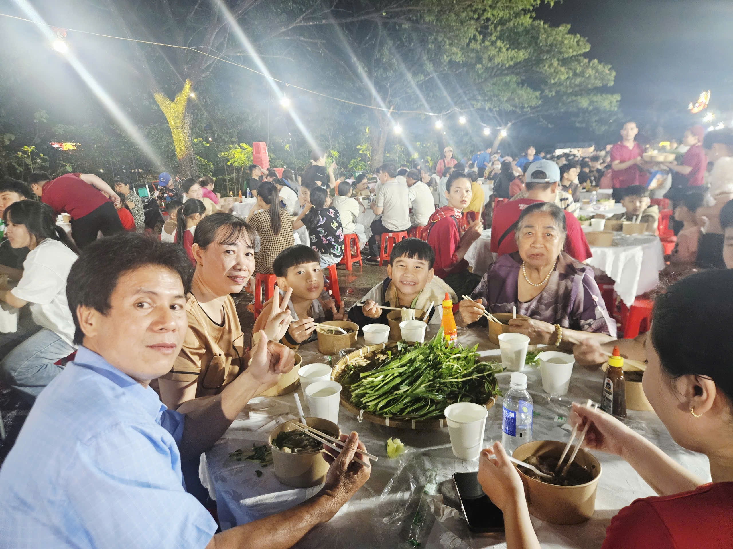 Sự kiện phở yêu thương 2026 phục vụ 12 . 000 Suất phở miễn phí cho công nhân và học sinh TPHCM - Ảnh 3.