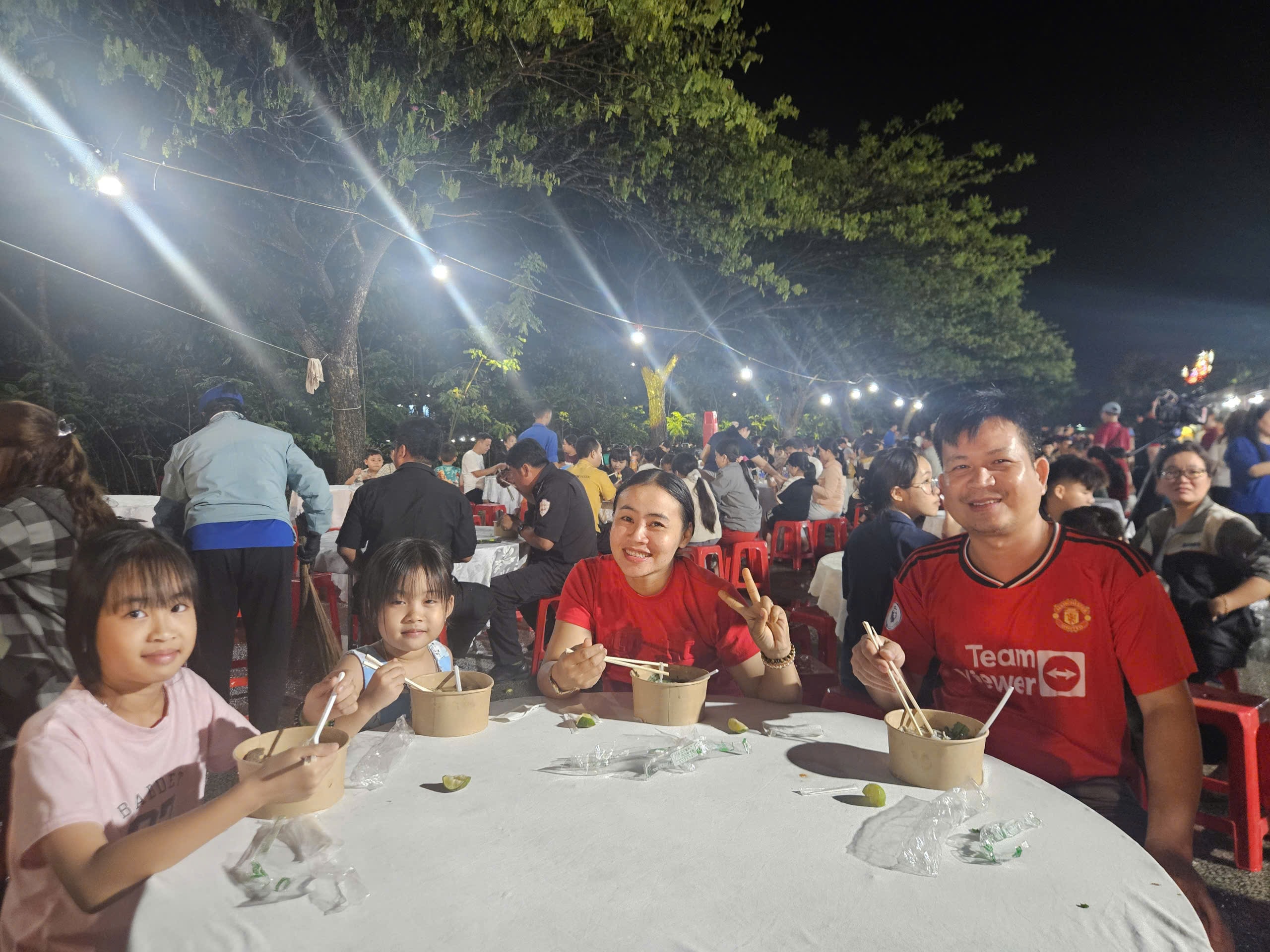 Sự kiện phở yêu thương 2026 phục vụ 12 . 000 Suất phở miễn phí cho công nhân và học sinh TPHCM - Ảnh 4.