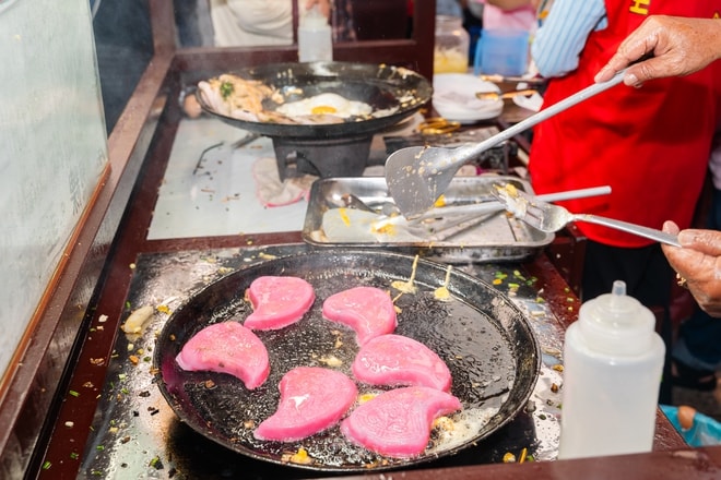 VIDEO: Người dân TPHCM đội mưa, xếp hàng chờ mua đậu hũ vàng chấm muối hẹ "mỗi năm chỉ bán một lần" - Ảnh 8.