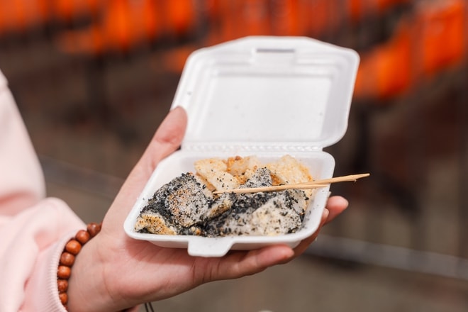 VIDEO: Người dân TPHCM đội mưa, xếp hàng chờ mua đậu hũ vàng chấm muối hẹ "mỗi năm chỉ bán một lần" - Ảnh 7.