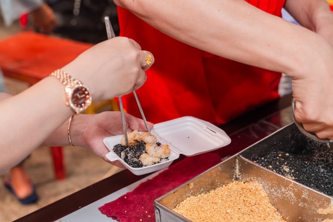 VIDEO: Người dân TPHCM đội mưa, xếp hàng chờ mua đậu hũ vàng chấm muối hẹ "mỗi năm chỉ bán một lần" - Ảnh 6.