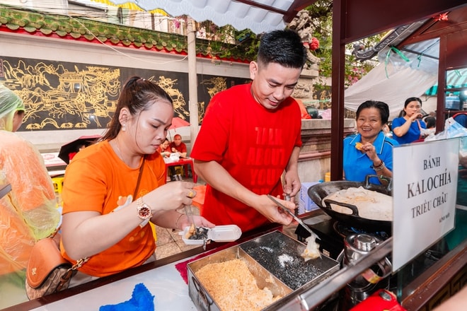 VIDEO: Người dân TPHCM đội mưa, xếp hàng chờ mua đậu hũ vàng chấm muối hẹ "mỗi năm chỉ bán một lần" - Ảnh 3.