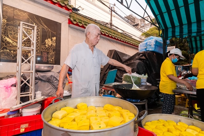 VIDEO: Người dân TPHCM đội mưa, xếp hàng chờ mua đậu hũ vàng chấm muối hẹ "mỗi năm chỉ bán một lần" - Ảnh 1.
