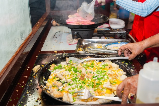 VIDEO: Người dân TPHCM đội mưa, xếp hàng chờ mua đậu hũ vàng chấm muối hẹ "mỗi năm chỉ bán một lần" - Ảnh 5.