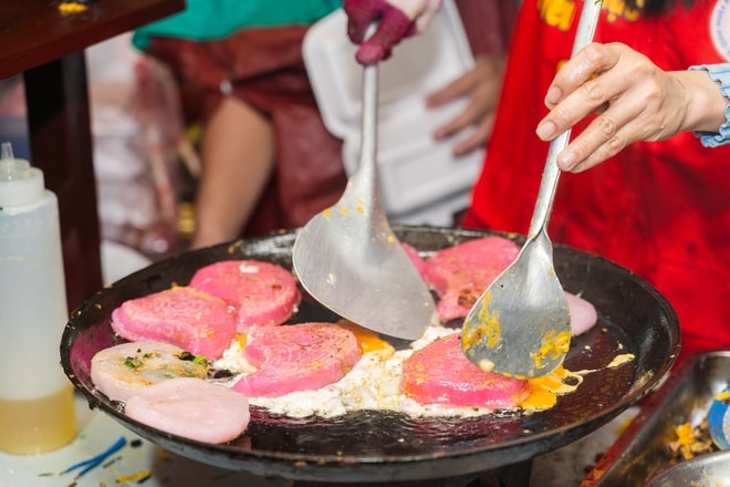 VIDEO: Người dân TPHCM đội mưa, xếp hàng chờ mua đậu hũ vàng chấm muối hẹ "mỗi năm chỉ bán một lần" - Ảnh 4.