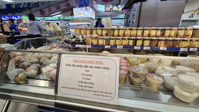 Siêu thị lấn sang mặt hàng đặc thù - Ảnh 1.