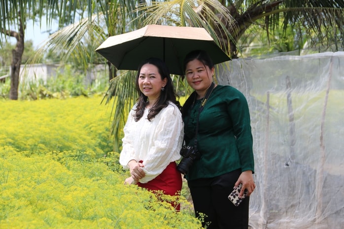 VIDEO: Du khách đổ xô ngắm những cánh đồng hoa “lạ” ở Cà Mau - Ảnh 10.