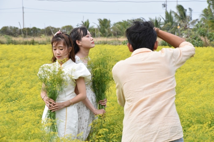 VIDEO: Du khách đổ xô ngắm những cánh đồng hoa “lạ” ở Cà Mau - Ảnh 15.