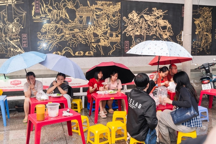 VIDEO: Người dân TPHCM đội mưa, xếp hàng chờ mua đậu hũ vàng chấm muối hẹ "mỗi năm chỉ bán một lần" - Ảnh 9.