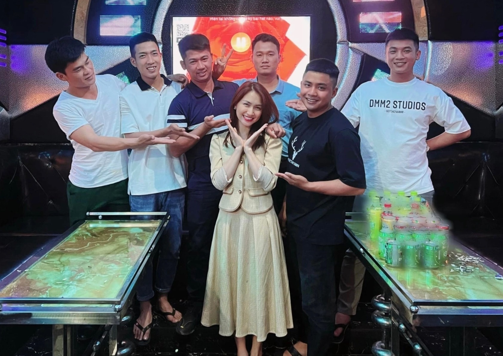 Một số hình ảnh chụp chung giữa Hòa Minzy, Văn Cương và các chiến sĩ từng được đăng tải trên mạng xã hội. Tuy nhiên, cả hai thường đứng khá xa nhau và không có bất kỳ tương tác riêng nào khiến khán giả chú ý.