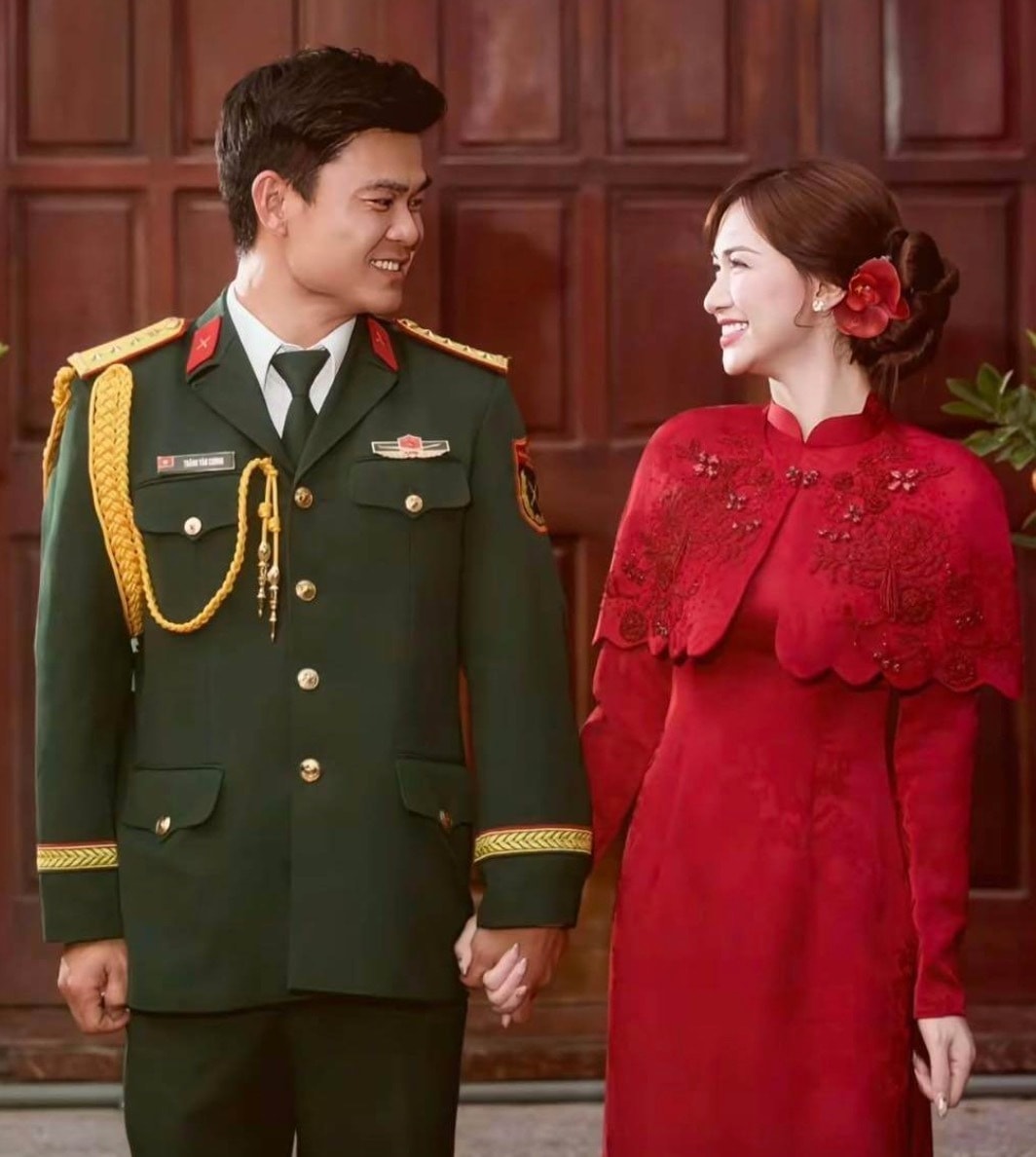 Hòa Minzy vừa công khai hạnh phúc mới bên bạn trai. Bạn trai cô tên Thăng Văn Cương, sinh năm 1995 (cùng tuổi cô), quê Bắc Giang cũ (nay thuộc Bắc Ninh). Bạn trai Hòa Minzy xuất thân trong một gia đình làm nông. Anh mang hàm đại úy, công tác trong quân đội.