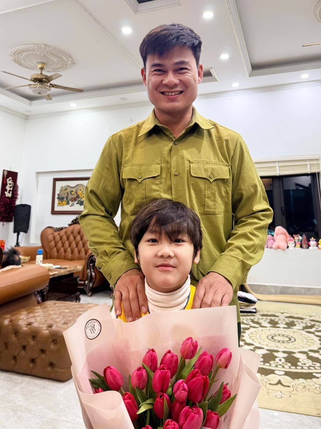 Bạn trai Hoà Minzy và bé Bo.