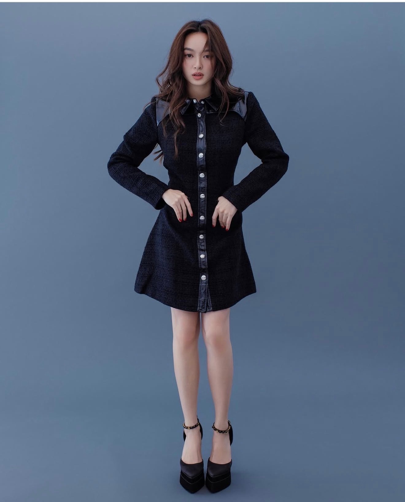 Những đôi giày cao gót từ 10–15 cm là “trợ thủ” giúp nữ diễn viên tăng chiều cao đáng kể khi xuất hiện trước công chúng.