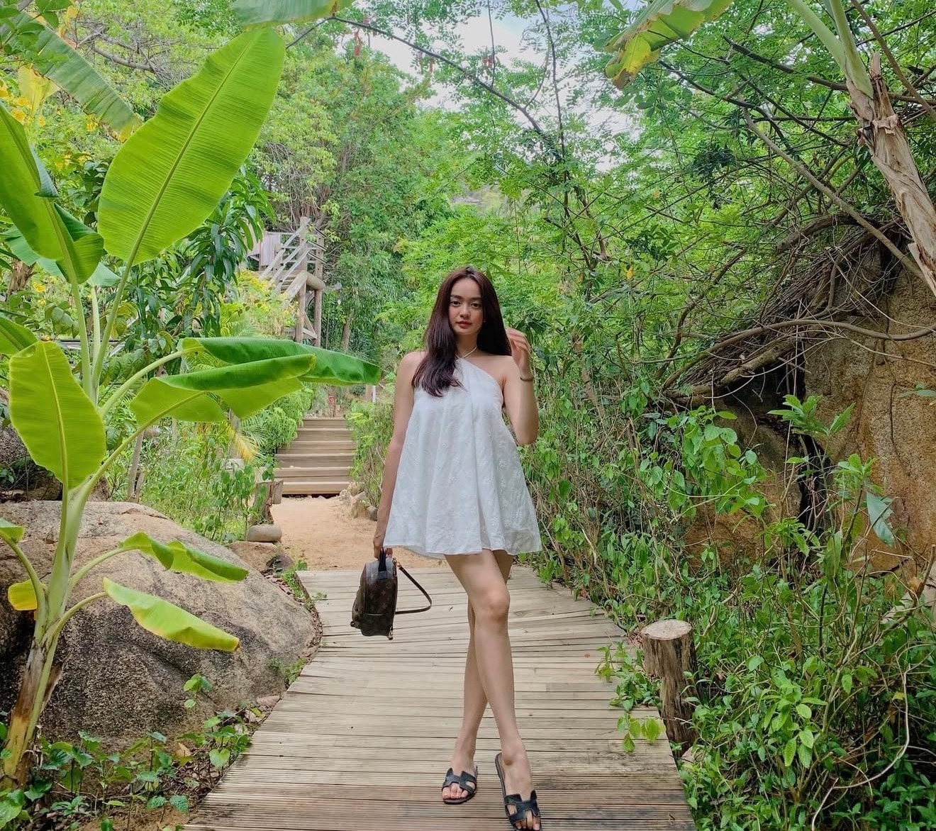 Phụ kiện được cô ưu tiên theo hướng tối giản như túi xách nhỏ hay sandals, giúp tổng thể trang phục hài hòa và thanh lịch.