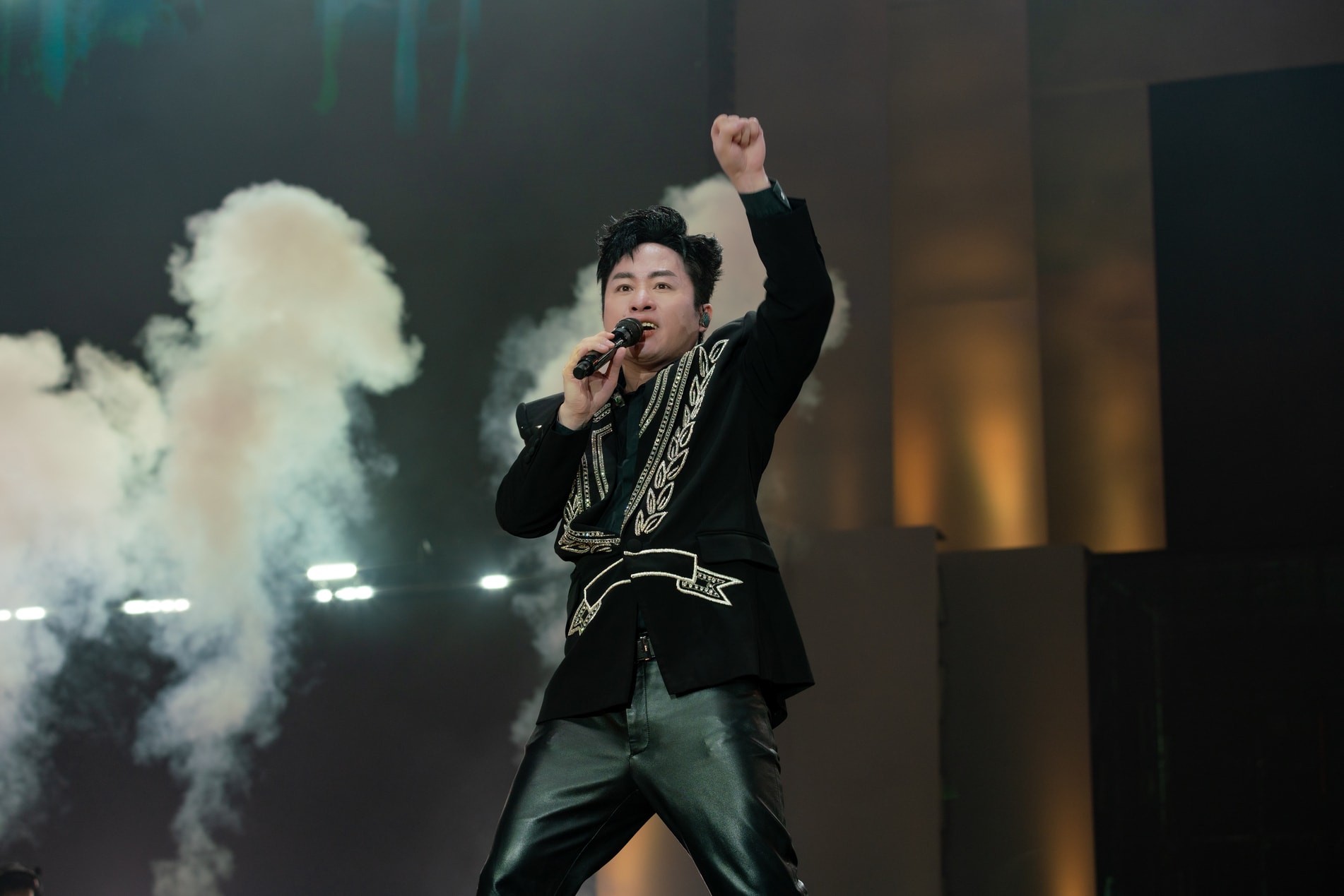 Tùng Dương cho biết có thể tổ chức một liveshow tại sân vận động vào cuối năm nay