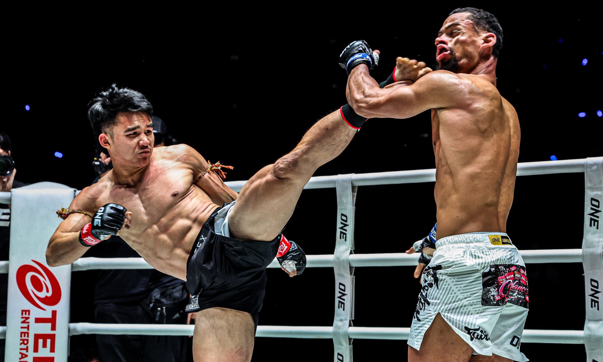 Cú đá thay đổi cục diện trận đấu.