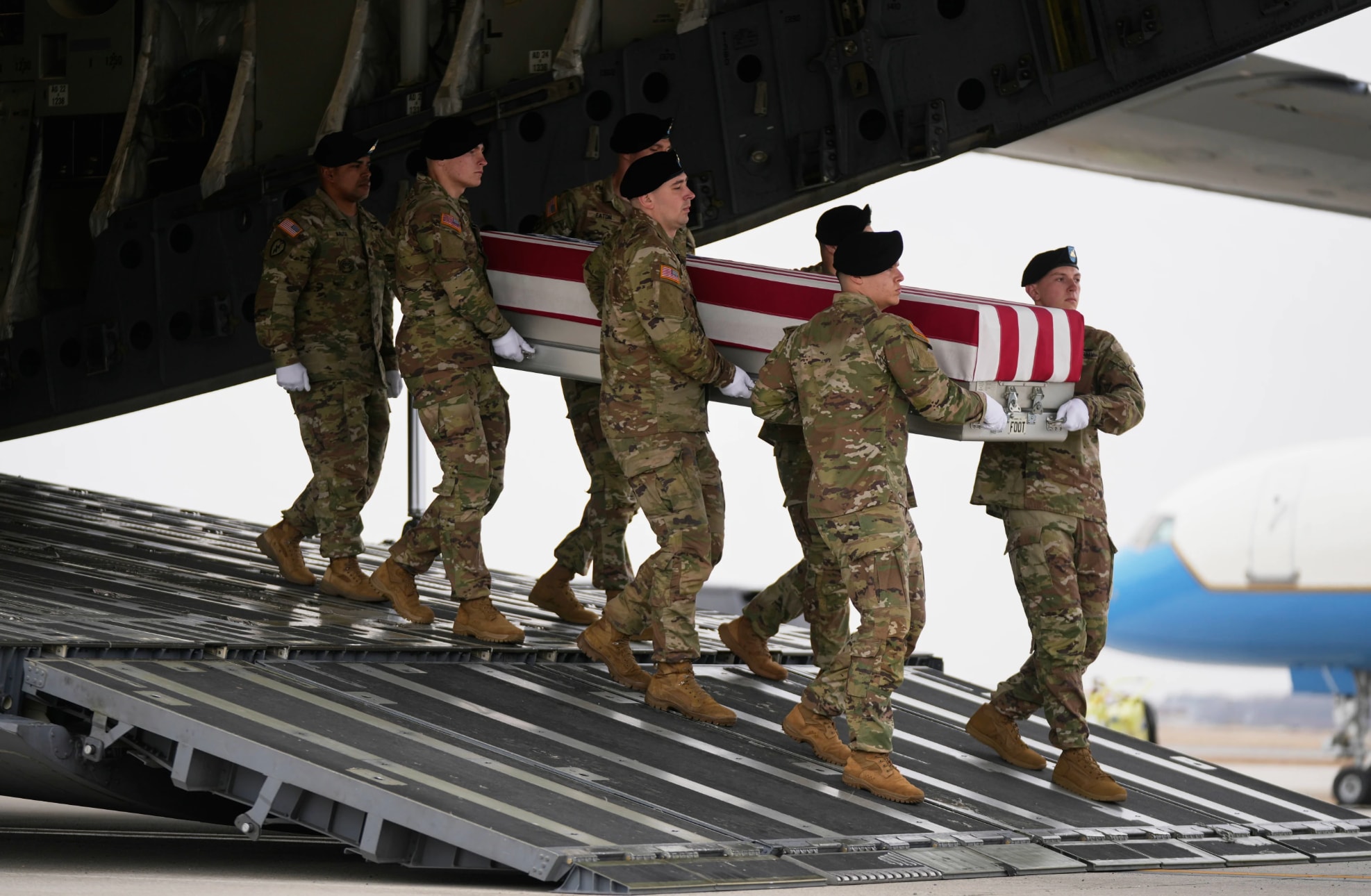 Lễ tiếp nhận thi hài - nghi thức trang trọng dành cho các binh sĩ Mỹ hy sinh khi làm nhiệm vụ ở nước ngoài - được xem là một trong những nhiệm vụ nặng nề nhất của tổng thống Mỹ. Trong nhiệm kỳ đầu, ông Trump từng nói việc chứng kiến những lễ nghi như vậy là “điều khó khăn nhất” khi đảm nhiệm cương vị tổng thống. (Nguồn: AP)