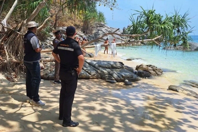 Cảnh sát địa phương đã kiểm tra khu vực được gọi là Shadow Beach ở Rawai (Phuket). Ảnh: Pattaya Mail.