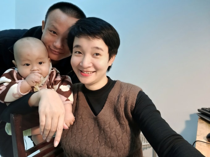 Anh Kiên và vợ tại nhà ở Hà Nội, tháng 1/2026. Ảnh: Nhân vật cung cấp