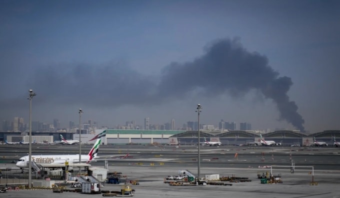 Cột khói bốc lên tại Sân bay Quốc tế Dubai ngày 1/3. Ảnh:AP