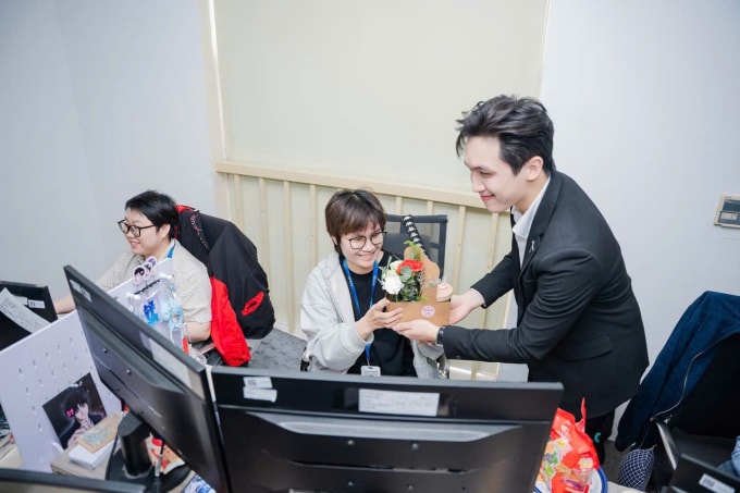 Trai đẹp đến tặng hoa cho nhân viên nữ ở công ty của Mai Linh, ngày 6/3.