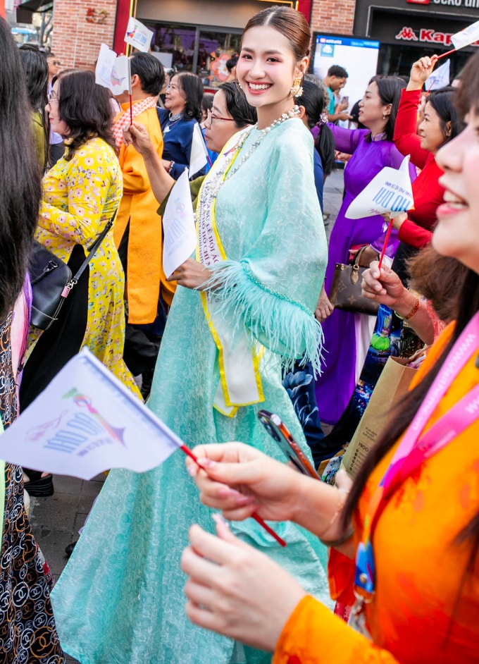 Hoa hậu Môi trường Quốc tế Nguyễn Thanh Hà hòa vào dòng người diễu hành. Ảnh: Đại Ngô