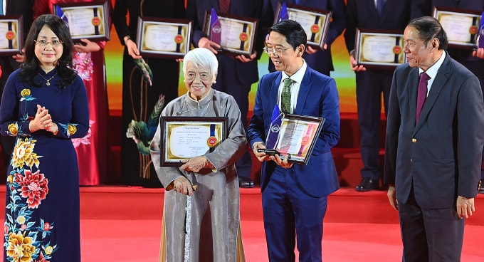 Với hồi ký Gánh gánh gồng gồng, tác giả Xuân Phượng lập cú đúp khi cùng nhận giải B và Sách được bạn đọc yêu thích. Ảnh: Việt Linh