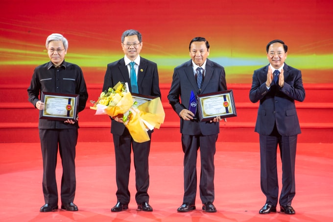 Ông Trịnh Văn Quyết (ngoài cùng bên phải) trao giải cho đại diện nhóm dịch giả. Ảnh: Việt Linh