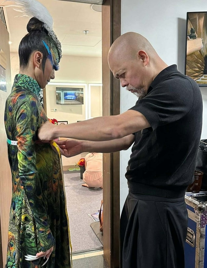 Nhà thiết kế Đức Hùng lấy số đo của nghệ sĩ múa Dương Lệ Bình. Ảnh: Nhân vật cung cấp