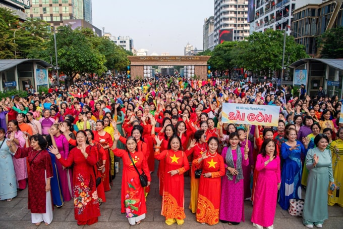 Hơn 3.000 phụ nữ đến phố đi bộ Nguyễn Huệ tham gia đồng diễn lễ hội áo dài. Ảnh: Quỳnh Trần