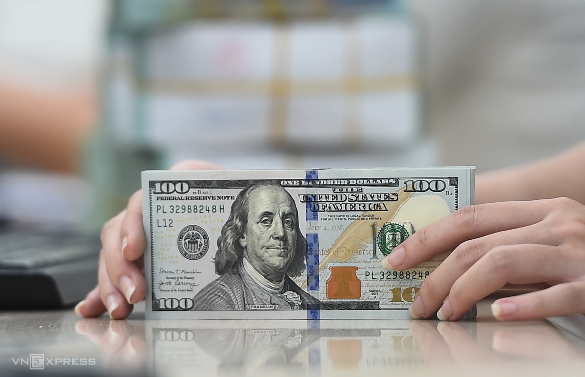 Giao dịch USD tại một ngân hàng thương mại. Ảnh: Thanh Tùng