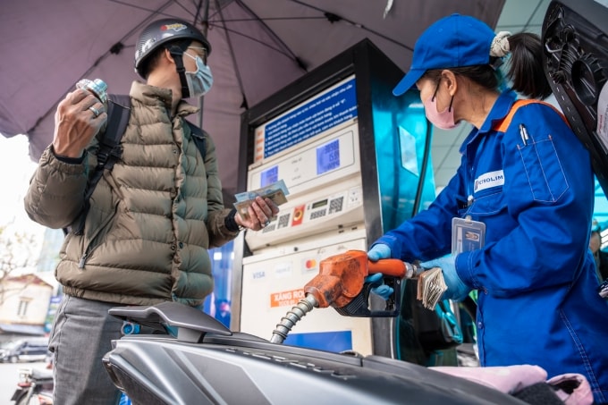 Nhân viên tại một cây xăng đổ nhiên liệu cho khách, ngày 7/3. Ảnh: Giang Huy